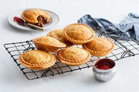 pie-maker-meat-pies-154222-1 (1).jpg